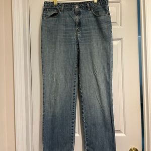 Mid rise,straight leg women’s jeans. Worn,good condition. Smoke, pet free home.